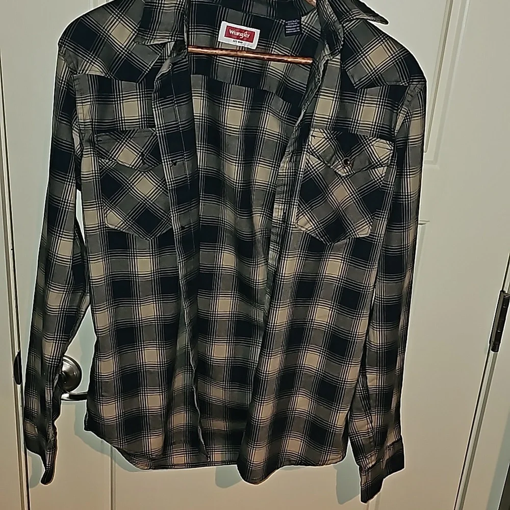 Wrangler Men's long sleeve button-up Navy and sand plaid. In like new condition - Picture 4 of 6